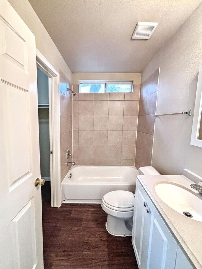 Building Photo - Comfortable 4-Bedroom Condo in Houston's O...