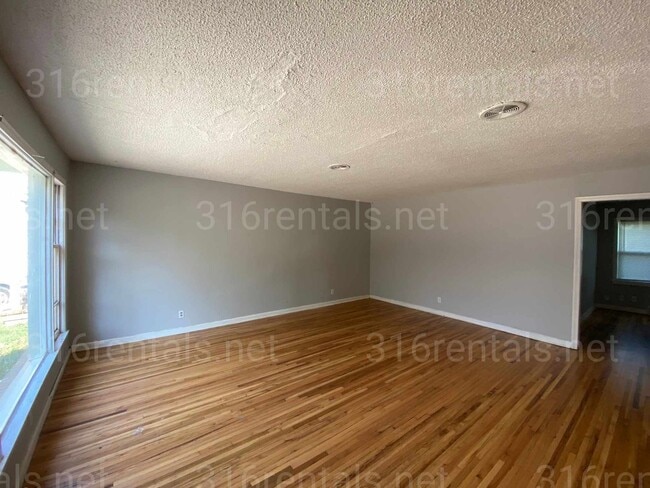 Building Photo - $795- 2 bed 1 bath - Spacious Duplex