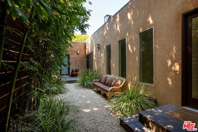 Building Photo - 639 Vernon Ave