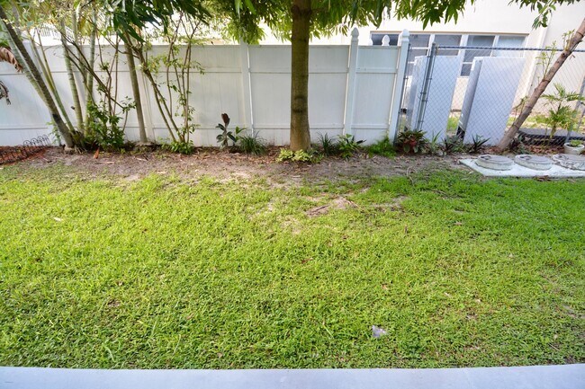 Building Photo - 2000 NE 51st Ct