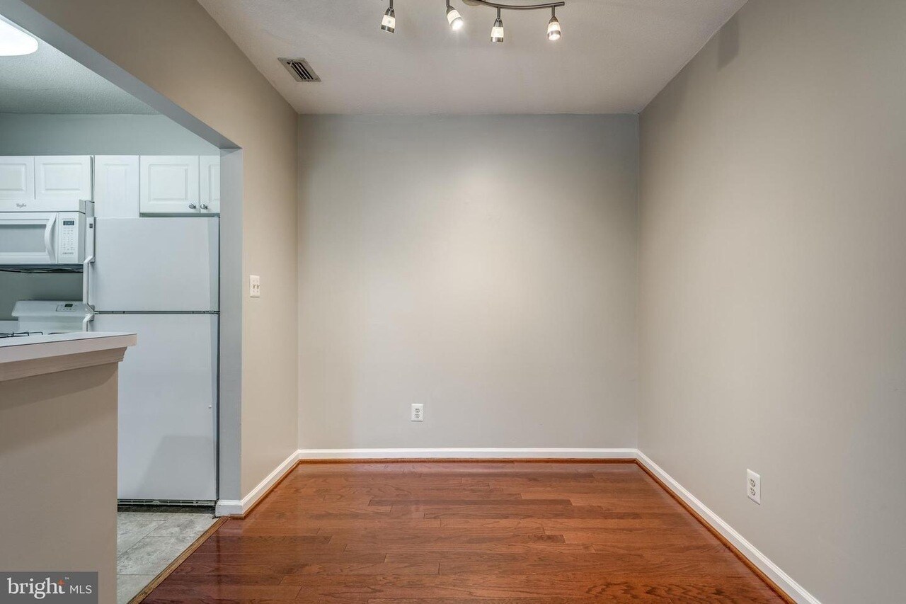 Building Photo - 20311 Beechwood Ter