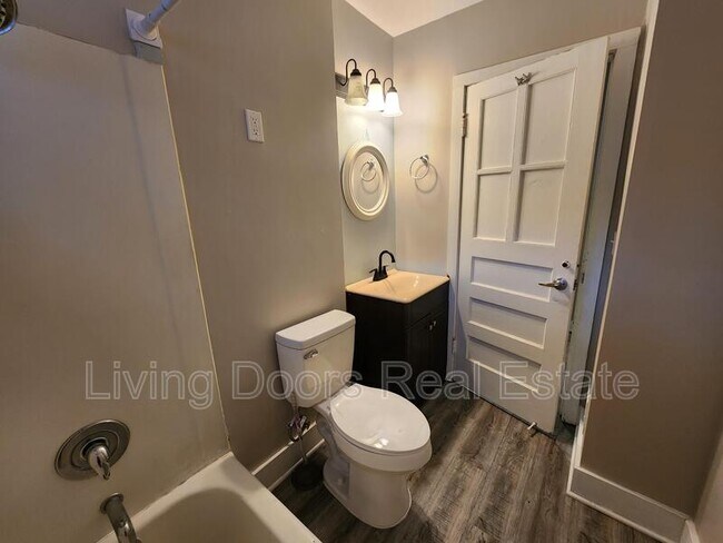 Building Photo - 348 S 38th St