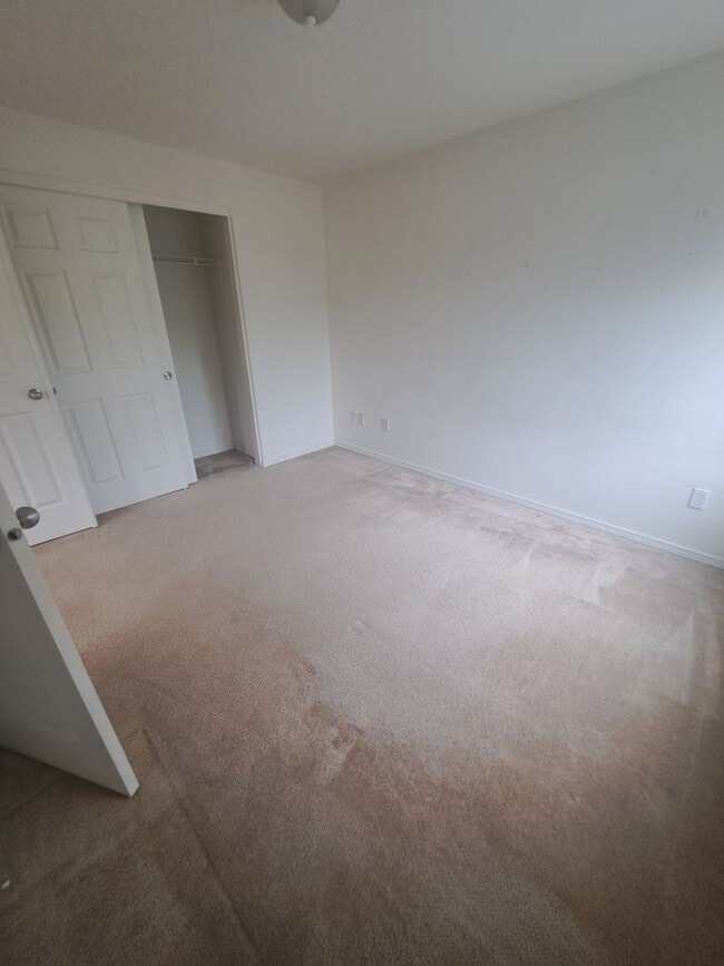 Building Photo - 3 Bedroom A/C Pet Friendly - Hillsboro