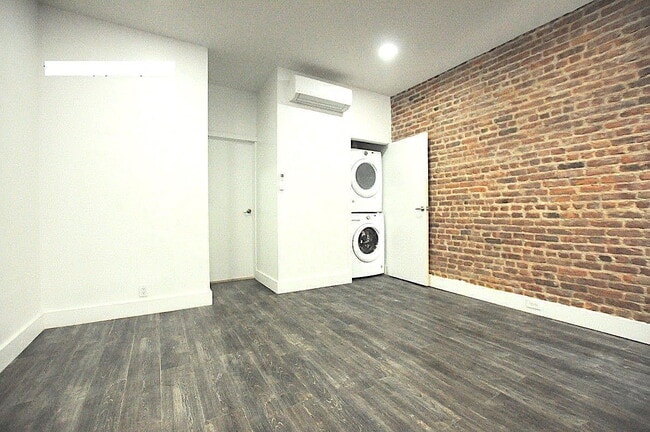 Building Photo - "Charming 2-Bed Oasis with Granite Touches...