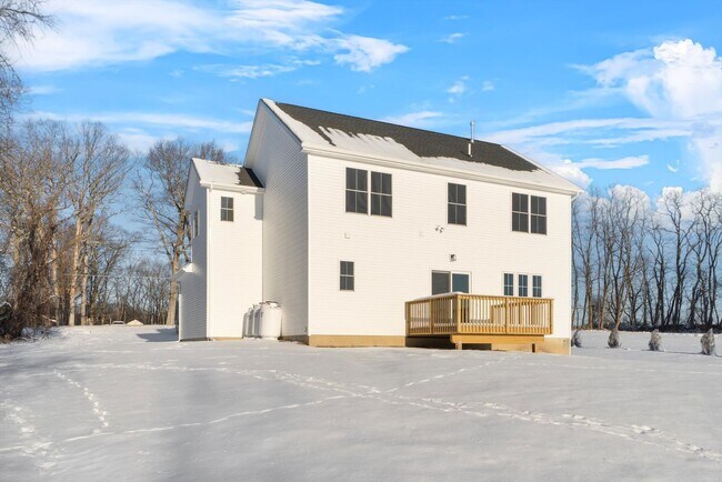 Building Photo - Move In Ready: Custom-built home