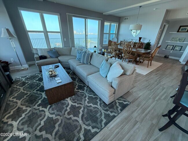 Building Photo - 2801 S Ridgewood Ave