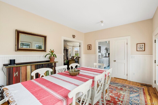 Building Photo - 150 King St