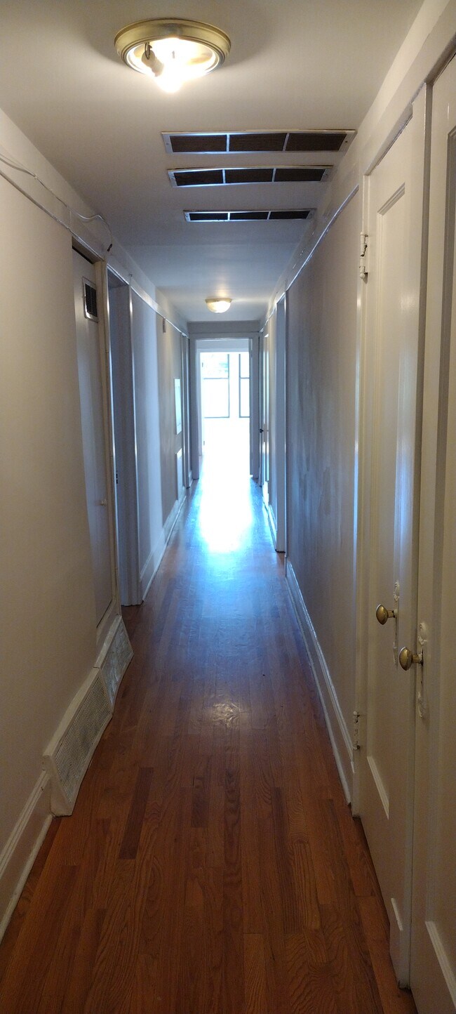 Building Photo - 531 W Briar Plz