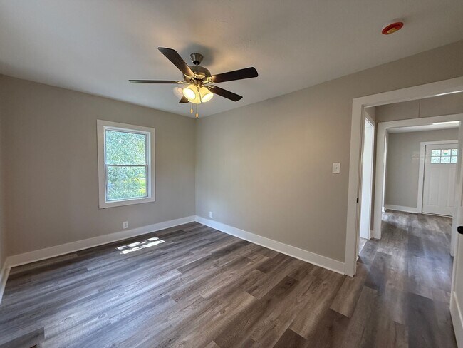 Building Photo - Newly Renovated 2 Bed/1 Bath Cottage
