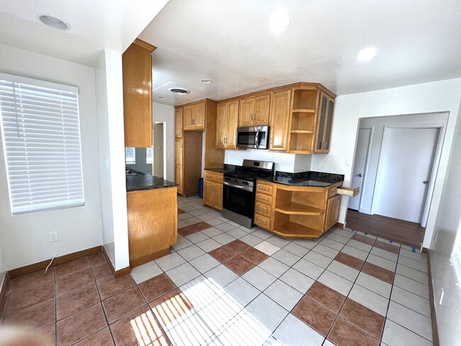 Building Photo - Freshly Renovated Gem with Incredible Floo...