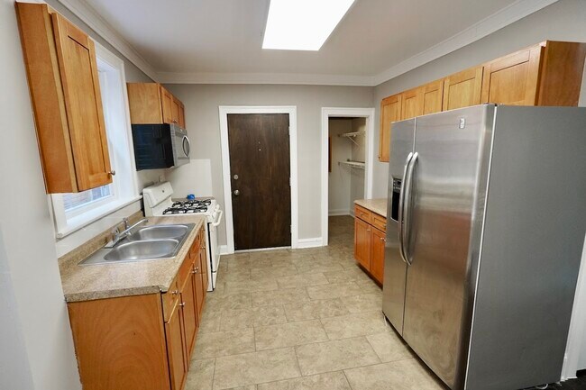 Building Photo - 6707 S Artesian Ave
