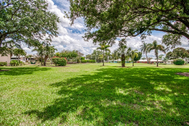 Building Photo - 18081 SE Country Club Dr
