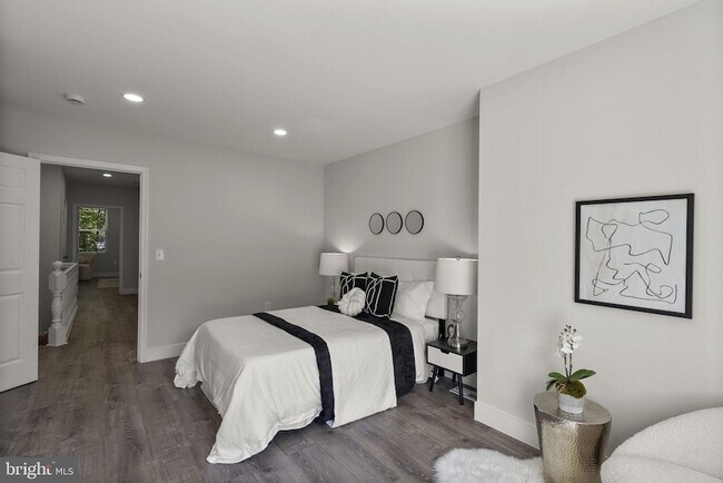 Building Photo - 518 N Lakewood Ave