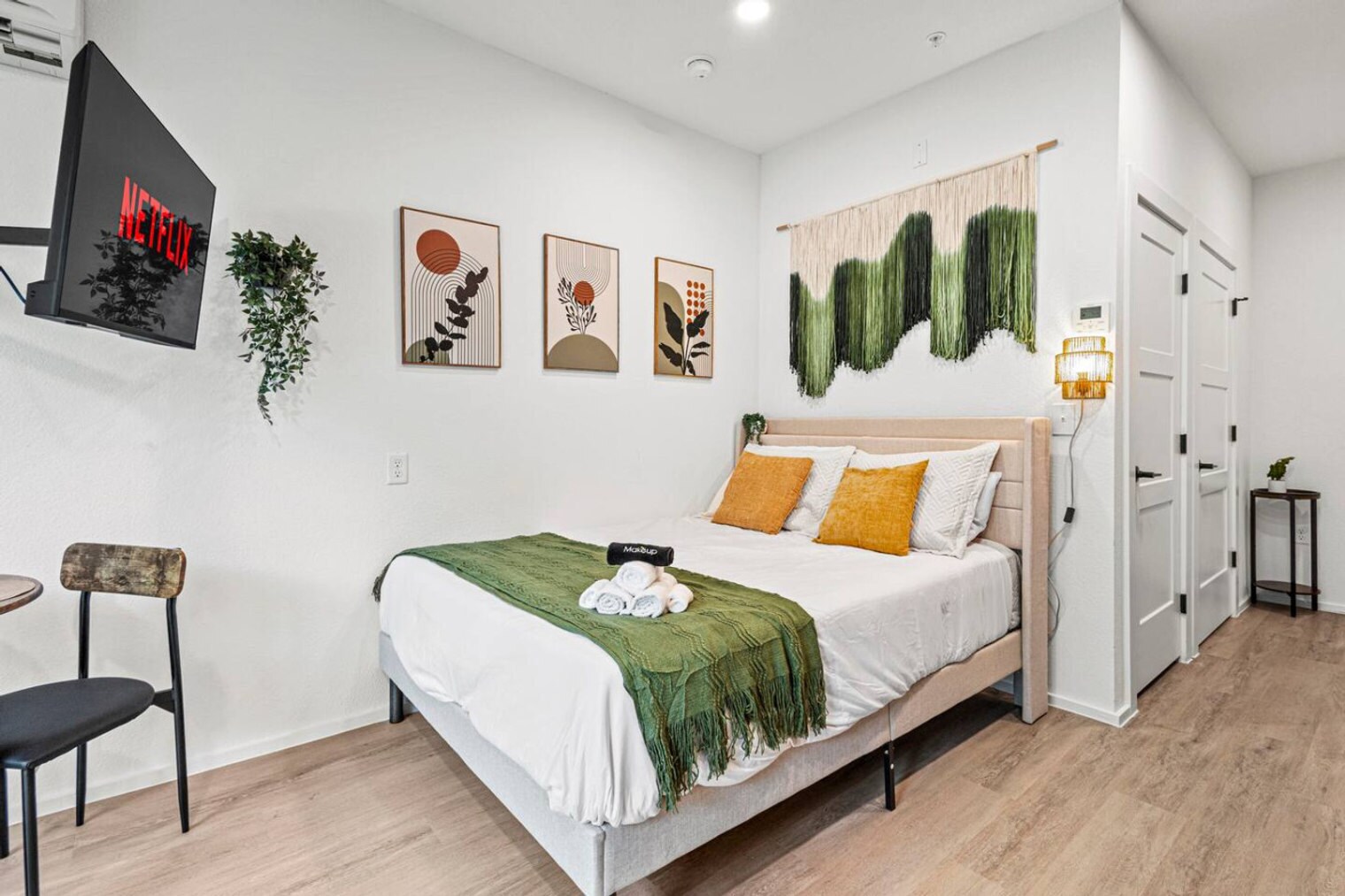 Building Photo - 596 W 9th St