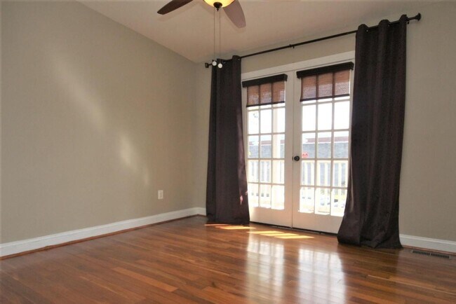 Building Photo - Updated Downtown Frederick Property in prime location available mid August!