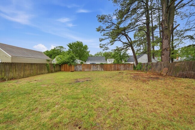 Building Photo - 8037 Crescent Rd