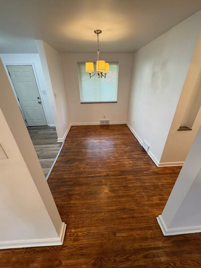 Building Photo - Updated 2-Bedroom 1-Bath Ranch House, GORG...