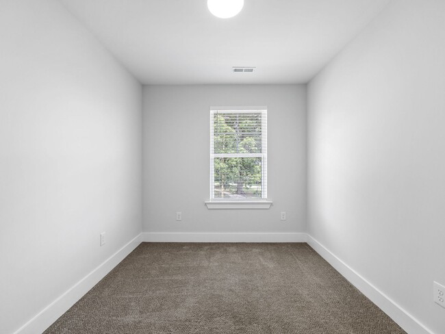 Building Photo - 3 Bed, 2.5 Bath - Lucky Penny End Unit