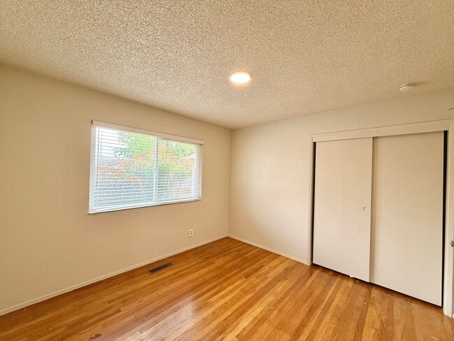 Building Photo - COMING SOON! $3,790 / 3 BR - 1528 S.F. VER...