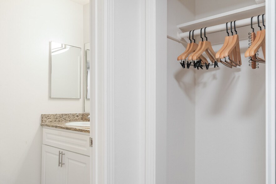 Building Photo - 141 Wellesley Cres