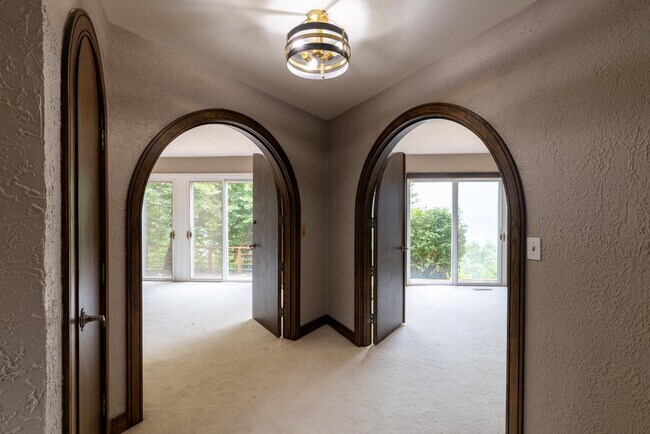 Building Photo - 1240 E Donges Ct