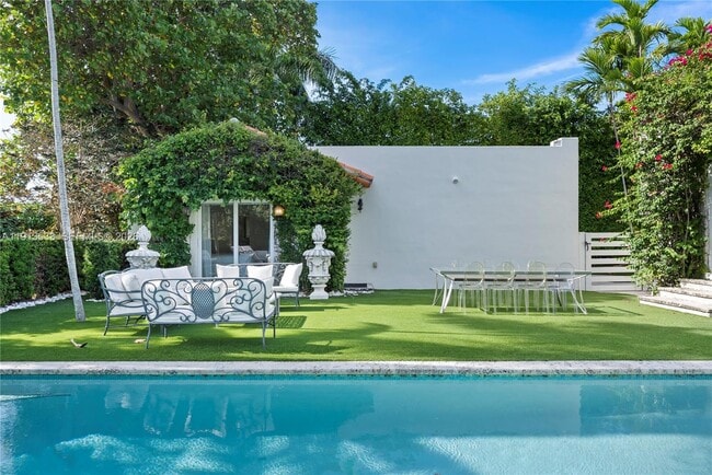 Building Photo - 5800 La Gorce Dr