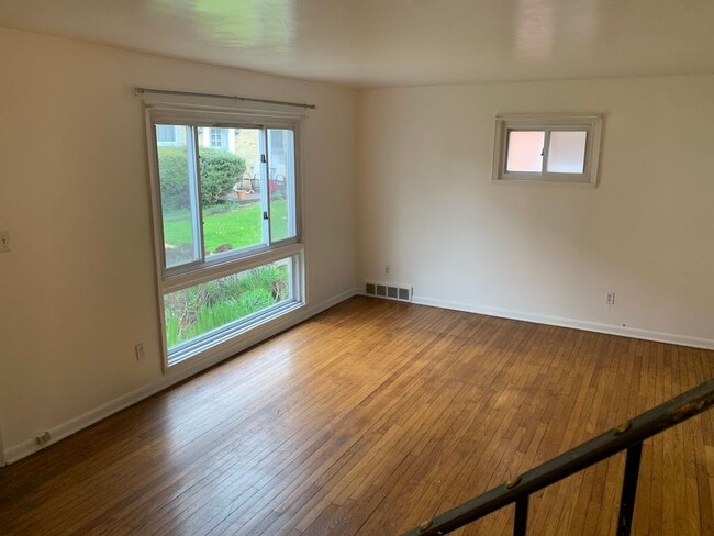 Building Photo - Two story townhouse