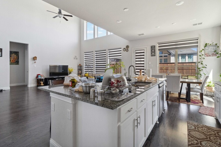 Building Photo - 566 Westwood Way Dr