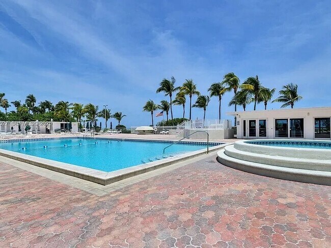 Building Photo - 5005 Collins Ave