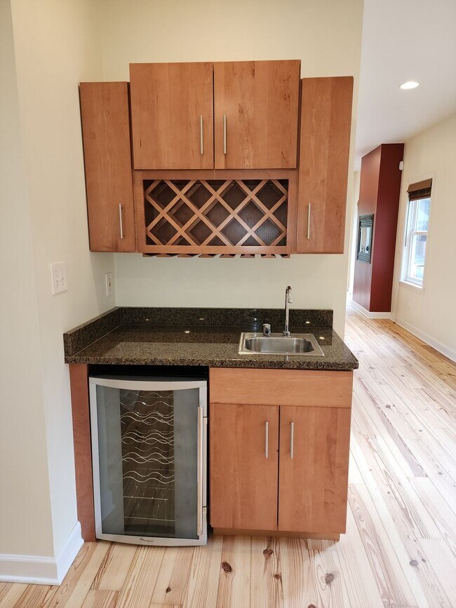 Building Photo - Gorgeous Home For Rent in Ohio City! 2 Master Suites!