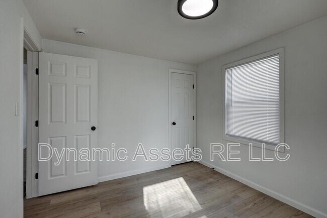 Building Photo - 410 Fieldcrest Dr