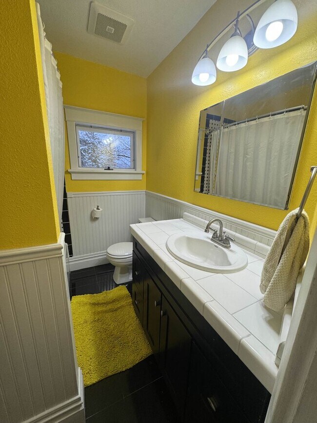 Building Photo - 3 Bedroom Freshly Renovated Family Home in Houghton