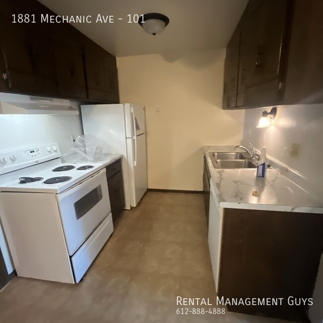 Building Photo - 2 Bedroom in Quiet Building with Available...