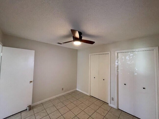 Building Photo - 2206 Kenbridge Dr