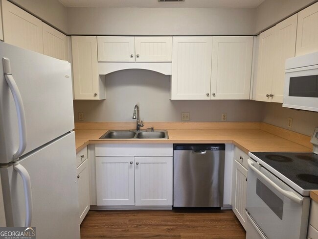 Building Photo - 102 Towne Pk Dr