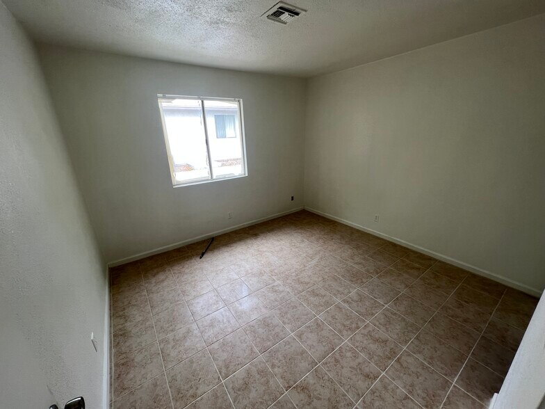 Building Photo - 1824 E Bonanza Rd