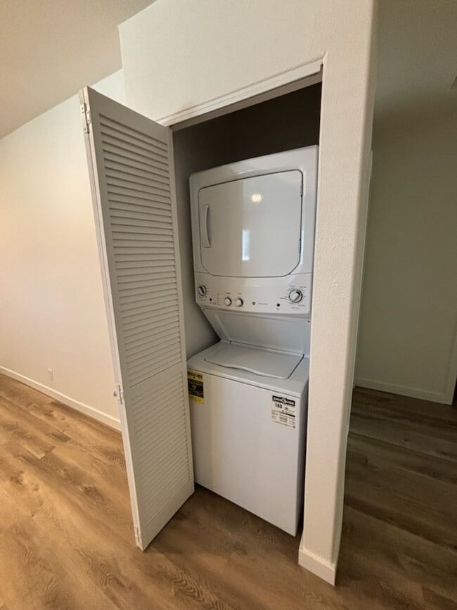 Building Photo - 3 Bedroom 2 Bath Home