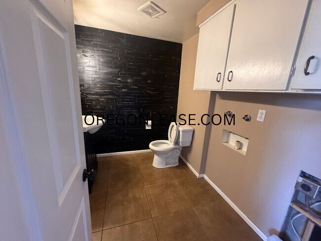 Building Photo - Spacious 4-Bedroom Home in North Springfield