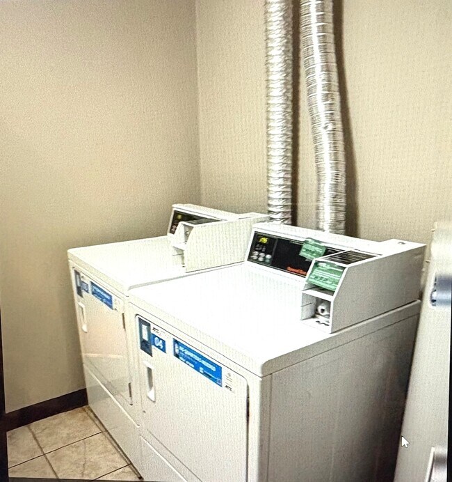 Building Photo - 212 Madison St