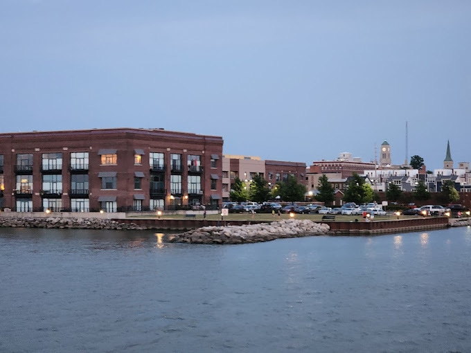 Building Photo - 401 W Shoreline Dr