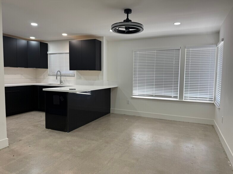 Building Photo - 14962 Rolling Ridge Dr