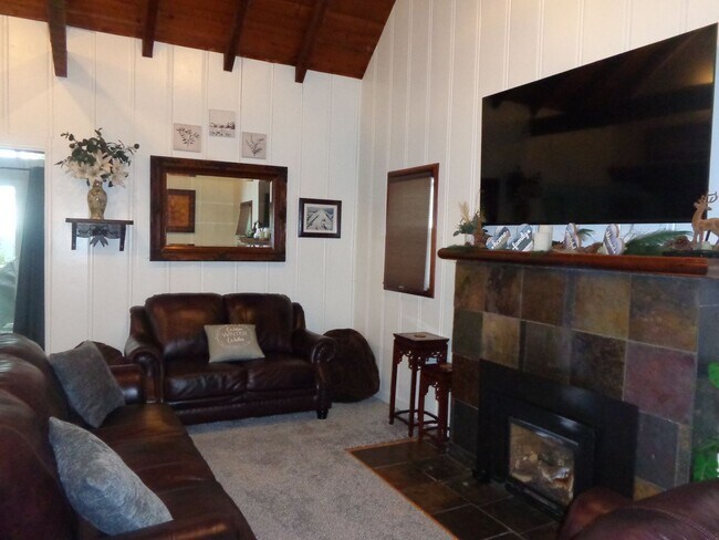 Building Photo - 4 BEDROOM ON KNOLL CIRCLE