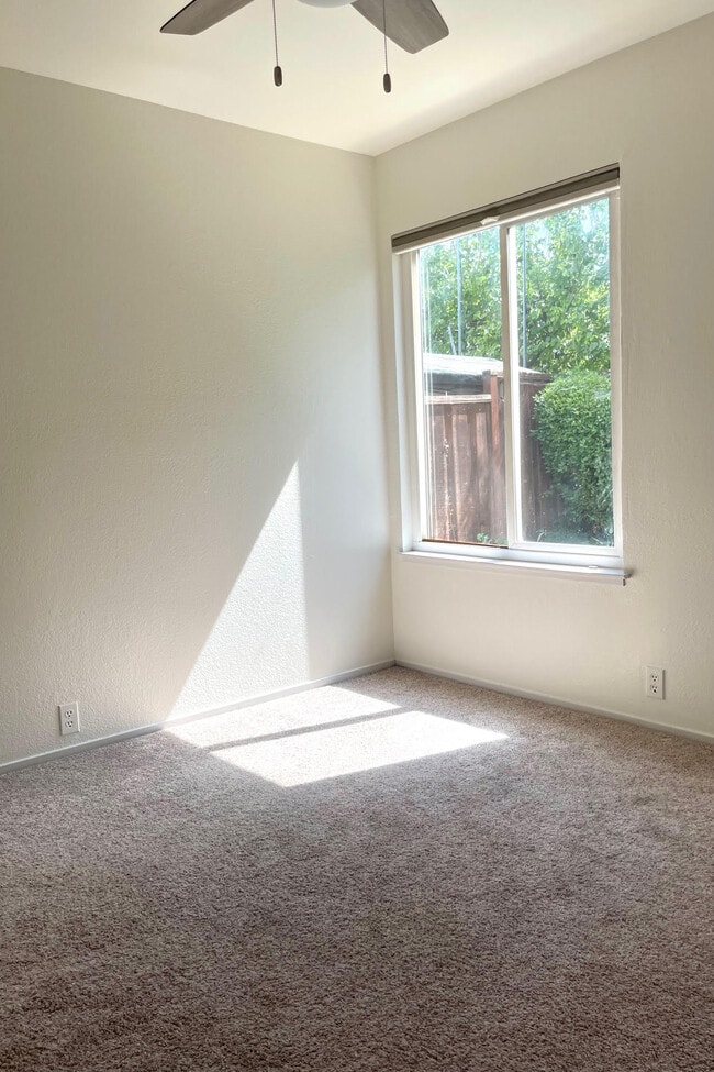 Building Photo - 3554 Kings Canyon Ct