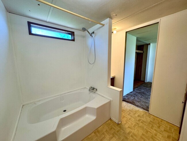 Building Photo - 225 Community Dr