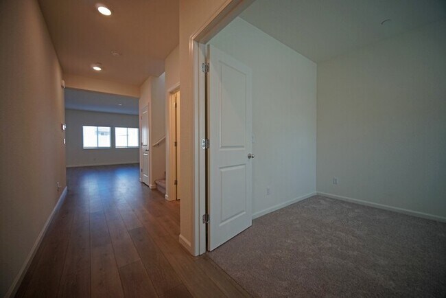 Building Photo - Beautiful 4 Bedroom PLUS office / den in Natomas!