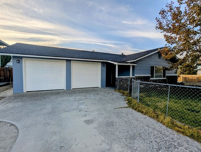 Building Photo - 4-bedroom house with a 2-car garage available in Hawthorne