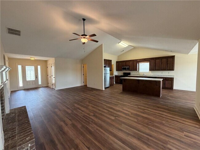 Building Photo - 2125 Savannah Dr