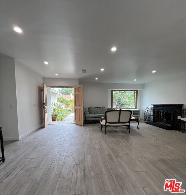Building Photo - 30872 Janlor Dr