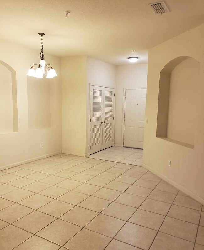 Building Photo - 3 Bed 2 Bath Condo - Available Mid May 2026