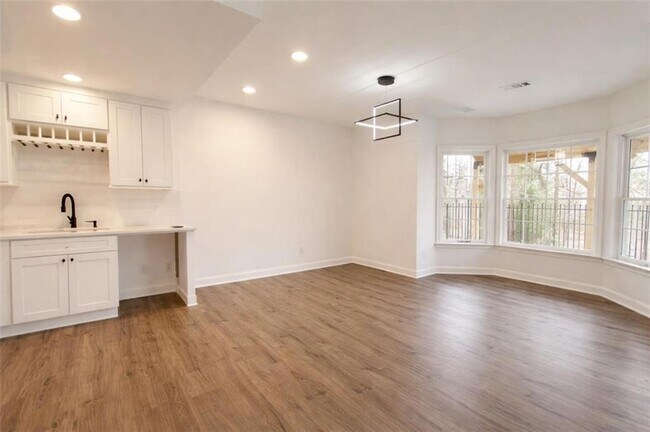 Building Photo - 1430 Hillcrest Heights